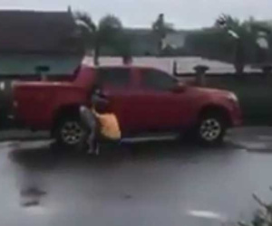 Video: Nguyên cán bộ công an hành hung vợ cũ dã man ngay cổng bệnh viện, dùng kéo dọa đâm nạn nhân