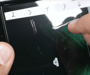 Galaxy Fold cực kỳ 'mong manh', dùng móng tay cào nhẹ cũng khiến màn hình bị hư hỏng