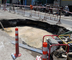 TP.HCM: 'Hố tử thần' xuất hiện liên tiếp trên đường sau tiếng nổ lớn khiến người dân sợ hãi