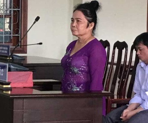 Ném một cục đá, nhận lại... 6 tháng tù