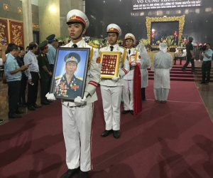 Hàng trăm người tiễn đưa Anh hùng phi công Nguyễn Văn Bảy về đất mẹ