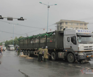 Người phụ nữ ở Quảng Trị bị xe đầu kéo cán chết trên đường đi làm