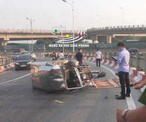 Hà Nội: Xe ba gác bất ngờ bị lật khi lên dốc cầu Vĩnh Tuy, tài xế tử vong thương tâm