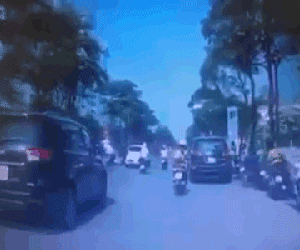 CLIP: Mải nhìn bình sữa rơi trên đường, 2 mẹ con suýt 'nộp mạng' dưới bánh xe ô tô
