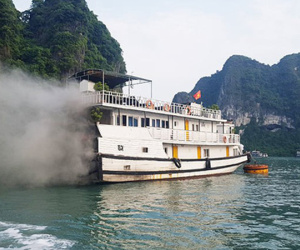 Tàu du lịch bất ngờ bốc cháy ngùn ngụt trên Vịnh Hạ Long