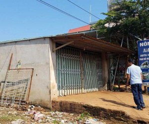 Vụ chồng chém chết 'người tình' của vợ: Người vợ nói quên khoá cửa, đàn ông lạ lao vào ôm