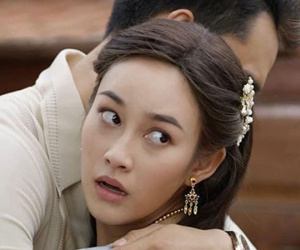Vừa bước ra khỏi nhà nghỉ, tôi thấy mẹ chồng sấn sổ cầm giỏ trứng đi tới ném thẳng vào mặt con trai mình