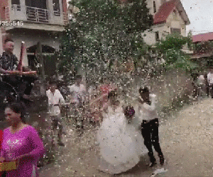 Xôn xao clip nhóm thanh niên bắn pháo giấy tung tóe mừng đám cưới, cười chưa thấy đâu, chỉ thấy dọn mệt