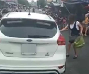 Clip: Một phụ nữ vô tư dừng xe ô tô giữa ngã 3 đông người qua lại chỉ để đi chợ