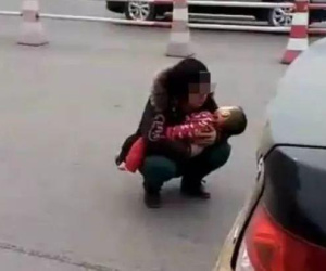 Bé 7 tuổi khóc lóc xin tha, mẹ vẫn quyết đánh để răn đe rồi nhận kết cục đau lòng