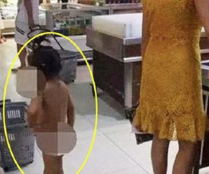 Mẹ dẫn con gái không mặc gì đi siêu thị, mọi người sốc đặt câu hỏi 'Không biết người mẹ đang nghĩ gì?'