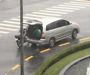 Ô tô 7 chỗ dừng bên góc đường, mở cửa để tài xế xe ôm kịp ngồi trú mưa khiến nhiều người cảm thấy ấm lòng