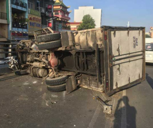 TP.HCM: Xe tải tông văng dải phân cách rồi lao vào thành cầu, cô gái bị mắc kẹt gào khóc kêu cứu