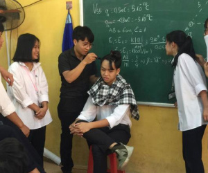 Thấy nam học trò cột tóc dài đến lớp, thầy giáo trẻ đem theo tông đơ và tự tay cắt tóc khiến CĐM vô cùng thích thú