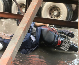 Tránh đoạn đường ngập nước, người đàn ông bị xe container cán chết tại chỗ