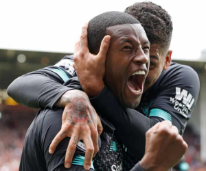 Thắng may mắn đội mới lên hạng, Liverpool vững vàng trên đỉnh với điểm số tuyệt đối