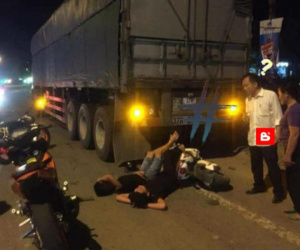 Xôn xao hình ảnh 2 thanh niên nằm vắt tay lên trán... ngủ say sưa giữa đường sau khi húc vào đuôi xe tải