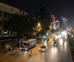 Đêm xuống, bụi dày đặc vẫn bao phủ Hà Nội