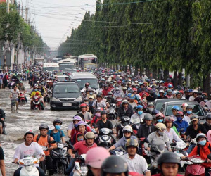 Cả dòng người cưỡi xe máy vượt biển nước Cần Thơ