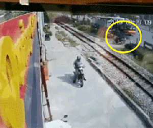 Video: Lao đầu qua mũi tàu hỏa, nam thanh niên bị đâm kinh hoàng