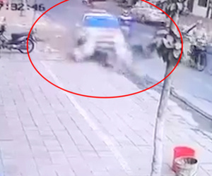 Video: Taxi 'điên' tông vào 2 phụ nữ nhặt ve chai đi bên đường