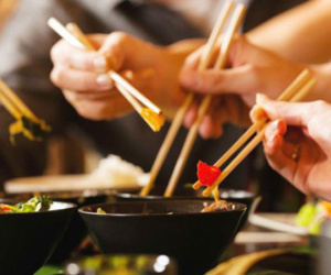 Bác sĩ cảnh báo: Những căn bệnh rất dễ lây truyền qua đường ăn uống ai cũng phải biết mà tránh