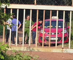 Tài xế taxi bị 2 thanh niên dùng dao kề vào cổ cướp tài sản