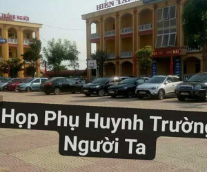 Choáng ngợp với dàn xe hơi đắt tiền đổ bộ sân trường trong buổi họp phụ huynh đầu năm ở Hải Dương