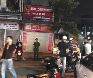Hà Nội: Hàng chục nam thanh niên cầm hung khí đuổi chém nhau trên phố khiến người đi đường sợ hãi