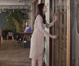 Ngày đầu về làm dâu, mẹ chồng ném cho tôi một cái chăn mỏng rồi nhốt ở ngoài cả đêm, sự thật phía sau lại không hề tình cờ như lời bà nói