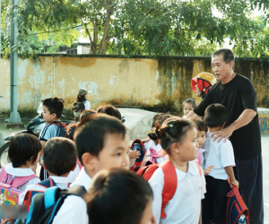 Ông bụt ở Sài Gòn tặng hơn 100 tỷ cho trẻ mồ côi: 'Nếu đã gọi mấy đứa nhỏ là con thì tiền bạc đừng để trong đầu'