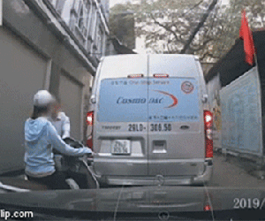 Phẫn nộ clip gã đàn ông lái SH bất ngờ nhổ nước bọt vào mặt cô gái vì chưa kịp nhường đường