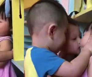 Con đi học hôn bạn, cô giáo gửi ảnh cho bố và phản ứng của bố: Không phải tôi dạy!