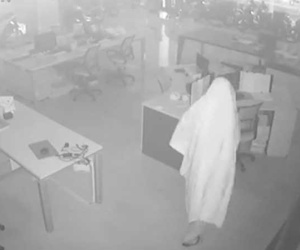 Truy tìm tên trộm 'bóng ma' đột nhập cửa hàng xe máy cuỗm hàng trăm triệu đồng