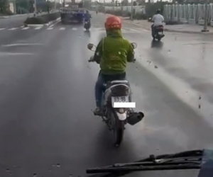 Video: Người phụ nữ chạy xe máy vào làn ô tô, quyết không nhường đường dù bác tài đã bấm còi xin liên tục