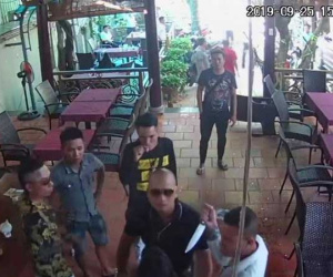 Đồng Nai: Giang hồ xông vào quán cà phê rút dao đánh người
