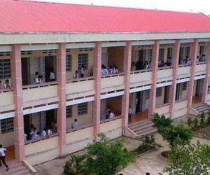 Nhiều học sinh ký đơn xin đổi giáo viên vì bị đánh vào mông, Hiệu trưởng nói gì?