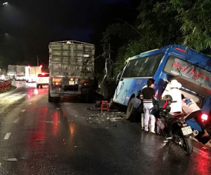 Xe khách tông vào vách đèo Bảo Lộc, hàng chục người hoảng loạn