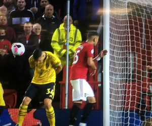 CĐV Arsenal nổi điên vì Xhaka né bóng giúp MU ghi bàn