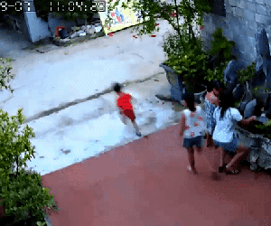 Video: Bé trai chạy vụt sang đường về nhà bị xe tông kinh hoàng, lũ trẻ chứng kiến hoảng loạn