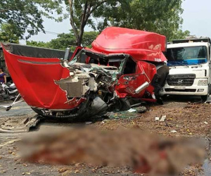 TP.HCM: Cuộn thép hàng chục tấn bị đứt xích lăn đè bẹp dúm xe đầu kéo, 2 người thương vong