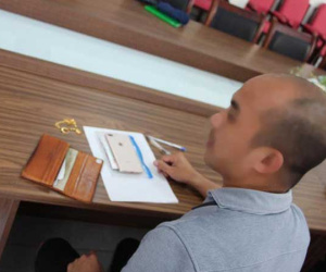 Bay từ nước ngoài về, khách nam để quên ví có nhẫn đính hôn, dây chuyền vàng ở sân bay