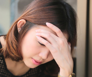 Nửa đêm nghe tiếng gõ cửa, chồng tôi rón rén ra ngoài, câu chuyện mà anh nói làm tôi thấy ghê tởm con người ấy đến tận cùng