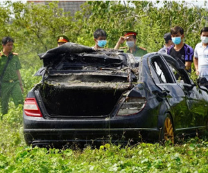 Video: Hiện trường vụ xe Mercedes chở 3 người lao xuống kênh ở Tiền Giang