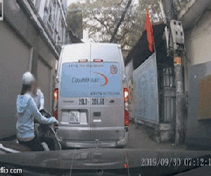 Công an vào cuộc vụ người đàn ông đi SH nhổ nước bọt vào mặt cô gái khi chưa kịp nhường đường
