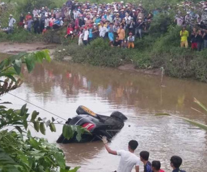 NÓNG: Phát hiện 2 anh em trai cùng người phụ nữ mang thai gần 8 tháng tử vong trong Mercedes dưới kênh nước