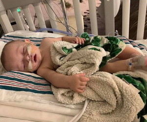 Bé sơ sinh suýt mất mạng vì nhiễm virus hô hấp nặng, nguyên nhân là một hành động mà người lớn chúng ta rất hay làm