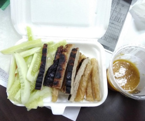 Muốn ăn nhưng ngại 'lăn ra hàng', cô gái đặt nem nướng qua mạng và nhận phải cái kết ...đắng ngắt