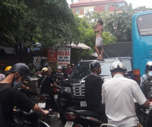 Hà Nội: Xôn xao hình ảnh cô gái không mặc áo trèo trên nóc ô tô la hét khiến người đi đường hoảng sợ