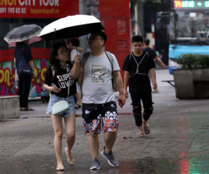 Chùm ảnh: Người dân Hà Nội thoải mái ra đường sau trận mưa lớn, không khí trong lành, dịu mát hơn